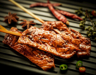 烤架上的美味烤肉