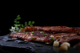 美味烤肉摆盘精致诱人