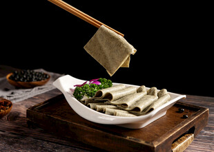 筷子夹取嫩滑豆腐