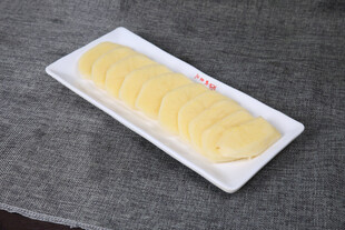 切片土豆摆放在白色盘中