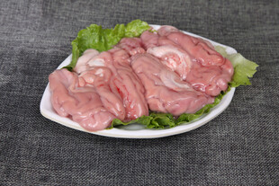 新鲜生猪肉肉片摆生菜上