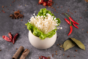 陶瓷杯中的新鲜金针菇