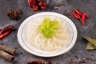 美味藕片配多样香料