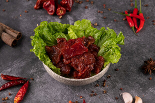 碗装鲜嫩牛肉配生菜辣椒