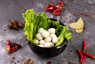 碗装蔬菜丸子与香料组合
