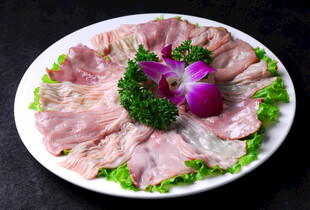 鲜嫩羊肉片摆盘精致