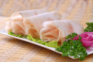 精美摆盘的鲜嫩肉卷
