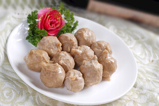 美味牛肉丸摆放在白盘上