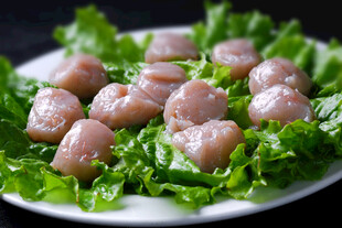 生菜上的鲜嫩肉丸