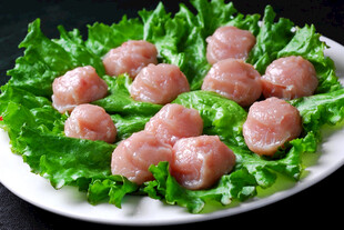 鲜嫩肉丸配生菜摆盘