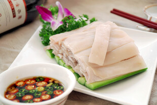 美味肠粉配特色蘸料