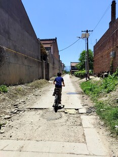 疾驰在街道上的少年