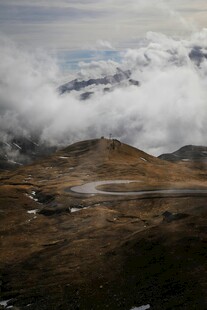 云雾缭绕的山间景色