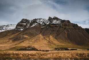 壮丽雪山下的广袤山地景观