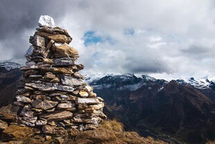 山间石堆