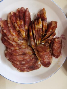 美味切片腊肠摆放在盘