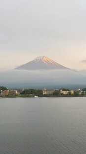 湖畔远眺富士山美景