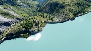 高山下的碧湖美景