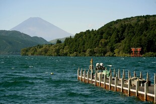 湖畔木栈桥与远山美景