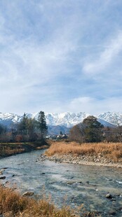 雪山下的清澈河流风景