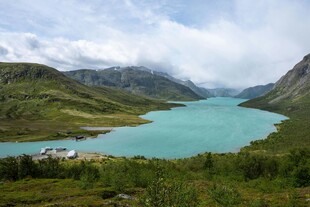 高山间的碧湖美景