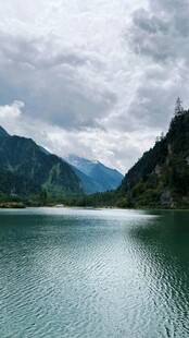 青山绿水间的静谧湖泊