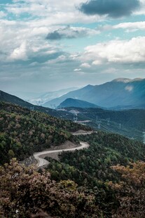 蜿蜒山路于青山云海间