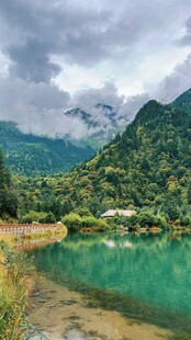 青山绿水间的静谧湖泊