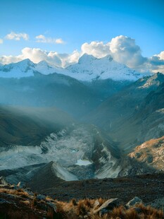 壮丽雪山山谷美景