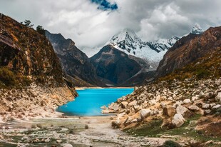 高山蓝湖壮丽自然景观