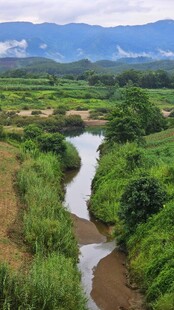 山间蜿蜒小河