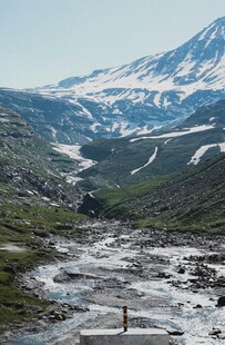 山间河谷雪景风光