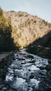 山间溪流