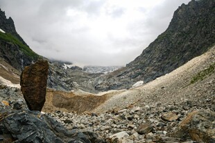 山间碎石景观