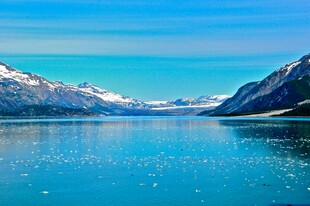 壮丽蓝色湖泊与雪山美景