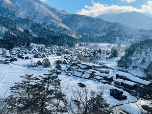 冬日雪景中的静谧山村