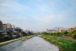 城市间的河道与周边景致