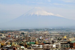 富士山下的城市景观