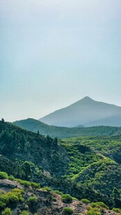 青山绵延的壮阔自然景观