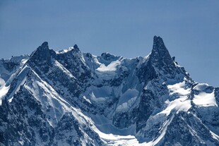 巍峨雪山壮丽景致