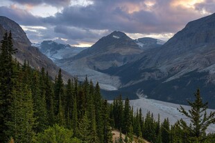 山间湖畔壮丽自然景观