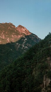 夕阳下的山峦美景