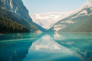 宁静高山蓝湖壮丽美景