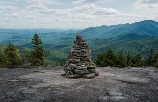 山顶石堆与远方山峦景色