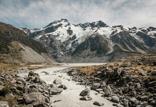 雪山下的河谷风景