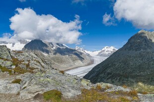 壮丽高山与蓝天白云景观