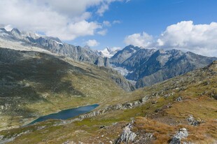 壮丽高山湖泊自然美景