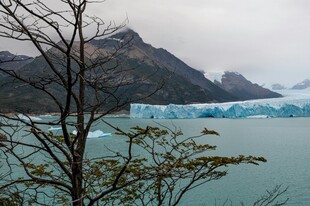 冰川湖畔风景
