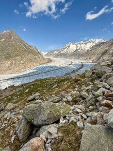 高山冰川旁的嶙峋岩石