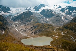 高山湖泊壮丽自然景观